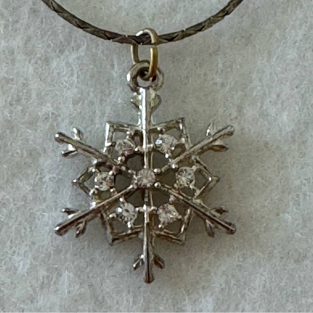Vintage Silver Diamond Rhinestone Snowflake Charm Pendant Vintage Necklace - Picture 10 of 13